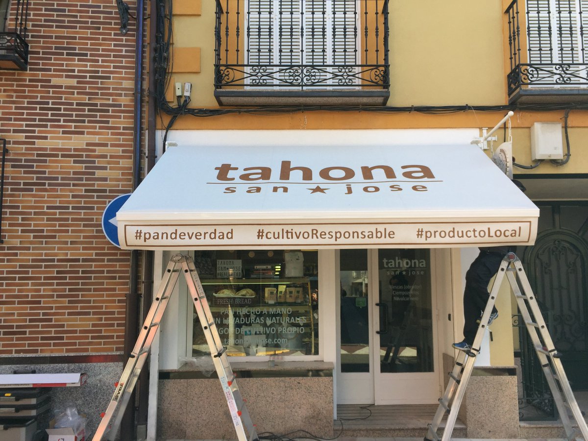 ToldosAvila's tweet photo. Los pequeños detalles son los que hacen grande una empresa.Y aunque pueda parecer una tontería, muchas veces la elección de un toldo para vestir nuestro establecimiento puede ser la clave.Hay que hacer que nuestro toldo entre por los ojos, y el siguiente paso sea entrar a comprar https://t.co/IvSvFKIaxQ