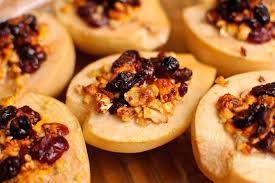 طريقة الكمثرى المخبوزة  للدايت
يتم تقطيع الكمثرى إلى نصفين ونزع البذور منها ووضعها داخل الإناء ويتم رش ملعقتين السكر والقرفة فوق الكمثرى وضع المكسرات ووضع عصير التفاح وتغطية الإناء بورق الألمونيوم ووضعها فى فرن مسخن فى درجة متوسطة حتى استواء الكمثرى واختبارها بالسكين وتترك لتبرد