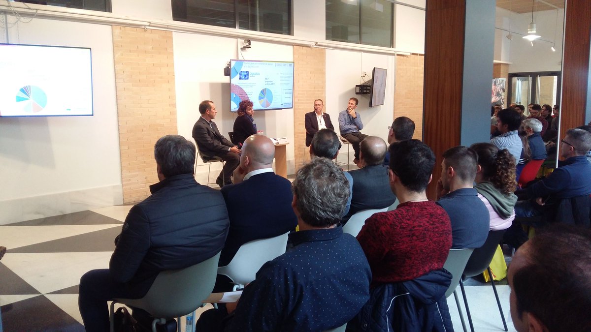 Da comienzo el plenario con 🗣 <a href="/AlvaroSoler/">Alvaro Soler Esteban</a> de @multiscantech , @julia_company de @gvaivace , <a href="/jaimemasia/">Jaime Masiá Vañó</a> de @ideasupv 
Sergio Belda de @imasdsl con las tendencias y oportunidades de las🤖 nuevas tecnologías #FocusPyme #empresas