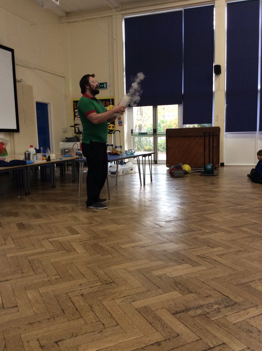CoedGlas2025's tweet photo. Diolch Airmazing for a fantastic assembly all about the wonders of air! Thoroughly enjoyed by all 🙌🏻 @CoedGlasSCI @PatWestgarth #techniquest #Airmazing @CoedGlas2024 @CoedGlas https://t.co/BLm1Ed1wkD