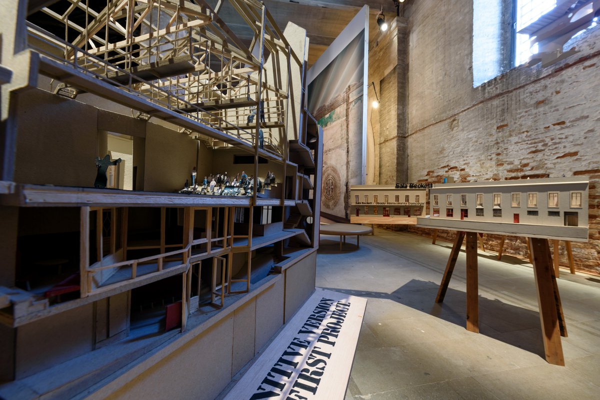 mgbarahona's tweet photo. Luz líquida, instalación de @FloresyPrats sobre su proyecto para la Sala Beckett. Para mí, lo mejor de la Bienal de Arquitectura de Venecia 2018. Mi artículo completo para @DisenoInterior1 "Esperanza para la arquitectura" https://t.co/bnDHCUz10i https://t.co/z0ak8eYsrT
