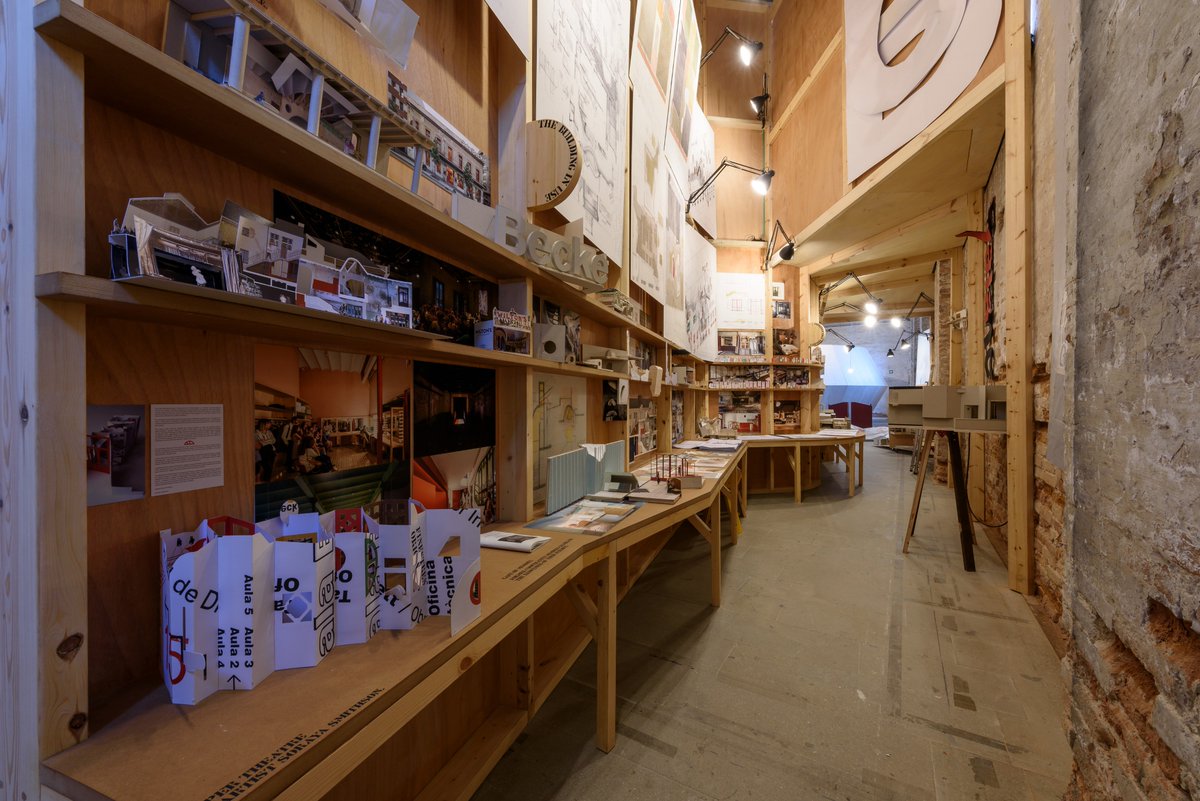 mgbarahona's tweet photo. Luz líquida, instalación de @FloresyPrats sobre su proyecto para la Sala Beckett. Para mí, lo mejor de la Bienal de Arquitectura de Venecia 2018. Mi artículo completo para @DisenoInterior1 "Esperanza para la arquitectura" https://t.co/bnDHCUz10i https://t.co/z0ak8eYsrT