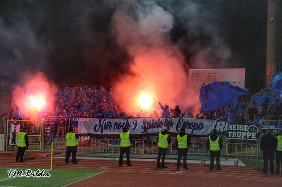 FasziFankurve's tweet photo. Buskonvoi, blaue Ponchos, Pyroshow, der Traum von Europa & Jubelfeier im Innenraum gestern beim #Derby #TuS #Koblenz gegen #Eintracht #Trier: #TuSSVE #SVE https://t.co/g7f9ZvPO4K https://t.co/h3eCMlMN4k