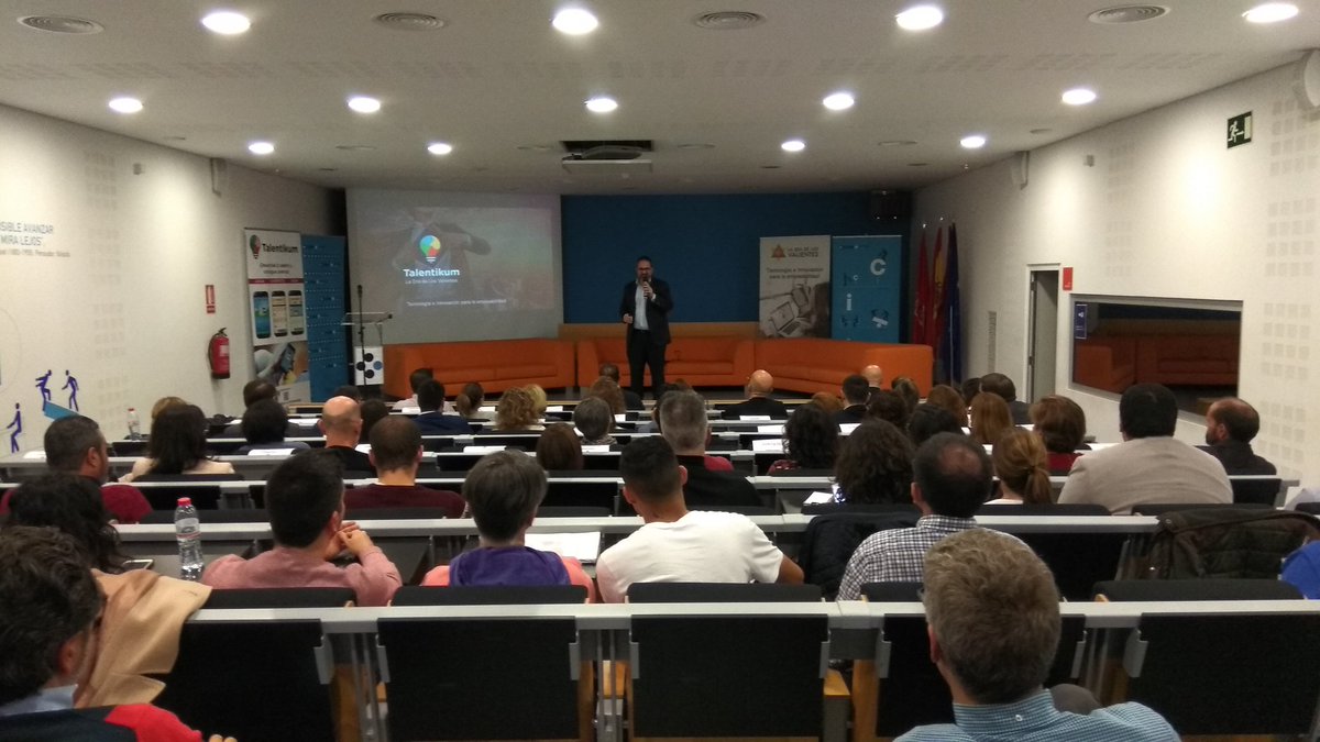 eravalientes's tweet photo. Nuestro compañero Juan Martinez
@planpresto comienza su charla sobre gamificación en la gestión de talento
#TalentoMillennial #liderazgozidane https://t.co/OACMsQt4OA