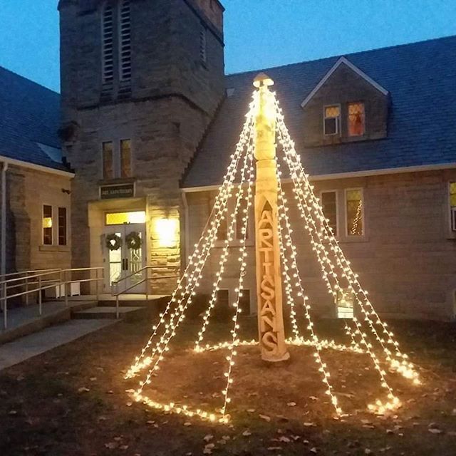 VisitMorganCo's tweet photo. Love the new holiday look at the Art Sanctuary in Martinsville! Their new chainsaw art totem is now in the Christmas spirit. Be sure to visit their upcoming Makers Market on Small Business Saturday (Nov. 24). #thisismorganco #h2gindiana #localart #artsinindiana #rr2ms https://t.co/NSllKPE6Iy