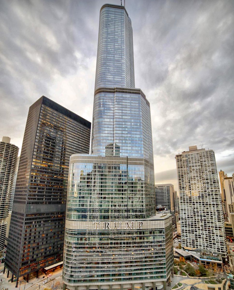 TrumpHotels's tweet photo. Dusk at Trump International Hotel and Tower Chicago @TrumpChicago 📸: @tmcdchi https://t.co/OeAM5uPHDc