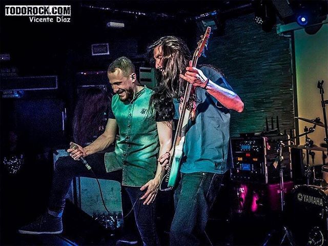 uwl_band's tweet photo. 📷>>> @yiyo4ever
.
.
.
#🤘#ChapterHate #ChapterHateBand #Singer #Growls #Death #Metal #DeathMetal #ProgressiveDeathMetal #MetalBand #MetalHeads #Bass #Bassist #ElectricBass #BassPlayer #Live #Performance #Concert #Show #Feelings #Smile #Happy #NicePhot… https://t.co/gfxRyOftgW https://t.co/kUte0wr3xc