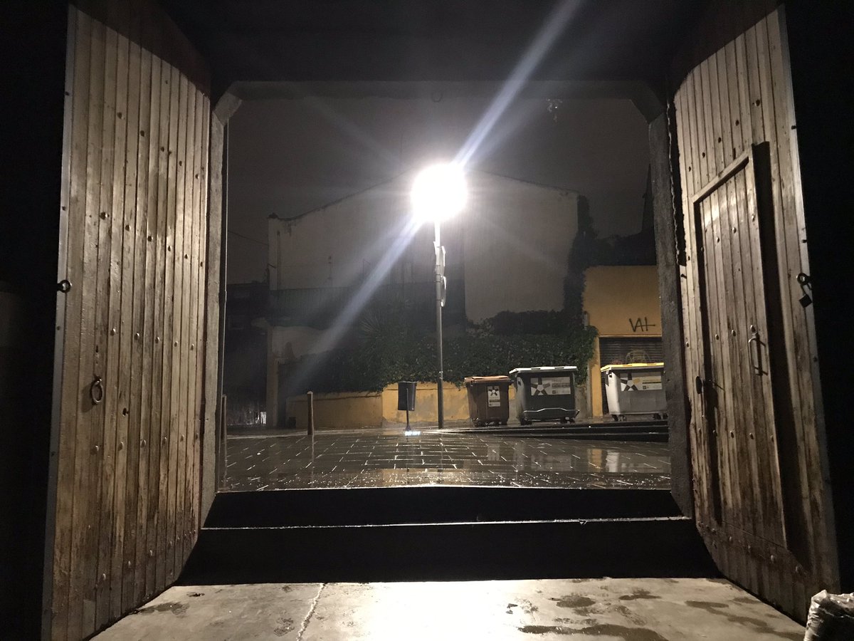 carlillos46's tweet photo. Quasevol surt del cau amg amb la que cau!!! Quina #anada #anadadolla !!!🐘💙🌂 #bojum #elefantderubi #bodum #rubicity #plou #pluja https://t.co/O8vGlrvz2n