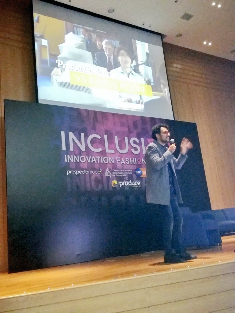 ProspectaCICEG's tweet photo. #Conferencia #InvitaciónParaCuadrados con @OscarInnovacion del grupo @CONTPAQi en #INCLUSIVO #IIFF18
"La colaboración es es puntp clave para la innovación". #Networking https://t.co/bwQ3lwJkIy