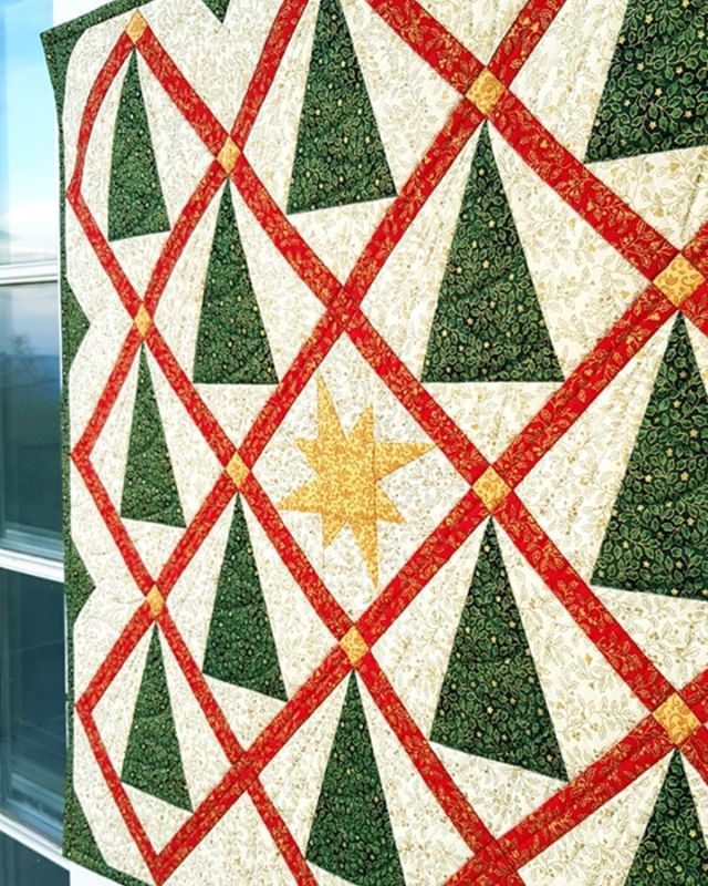 PatchworkMill's tweet image. Quilted Christmas Trees Wall Hanging - I loved to create it, although I had to do the math (a lot) . And it was my first paper piecing, it was fun! 
#quilting #sewing #quilt #fabric #Christmastree #fabricart #quiltlove #handmadeisbetter  #quiltersofinsta… ift.tt/2TgUHgn
