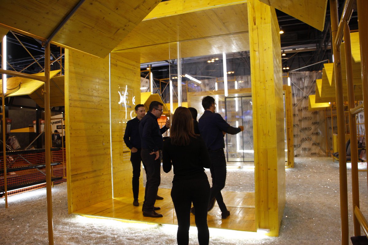 Veteco_'s tweet photo. Os decimos adiós con el maravilloso stand de #OTIIMA en #VetecoGlass ¡Mañana os esperamos en el útimo día de #ePowerBuilding18 https://t.co/xf3eXx2ihF