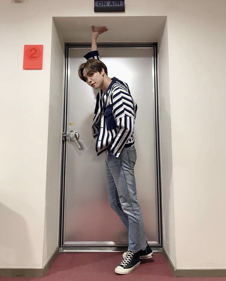 Johnny’s iconic poses near the door are making a comeback. AND IM HERE FOR IT
#JOHNNY #NCT127 #REGULATE