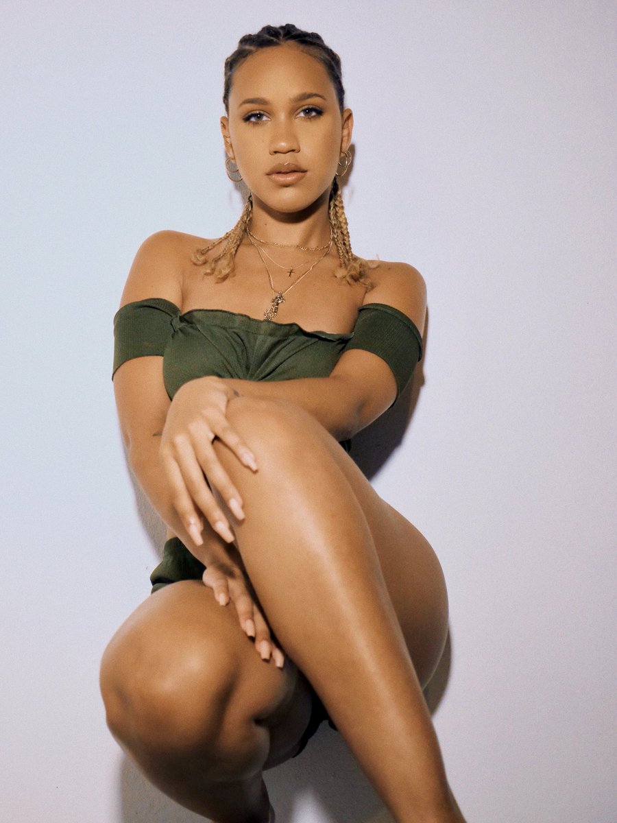 WeAreCoverDrive's tweet photo. Manda has some new music coming soon! Follow @amandareifer https://t.co/OWOi2huwIz