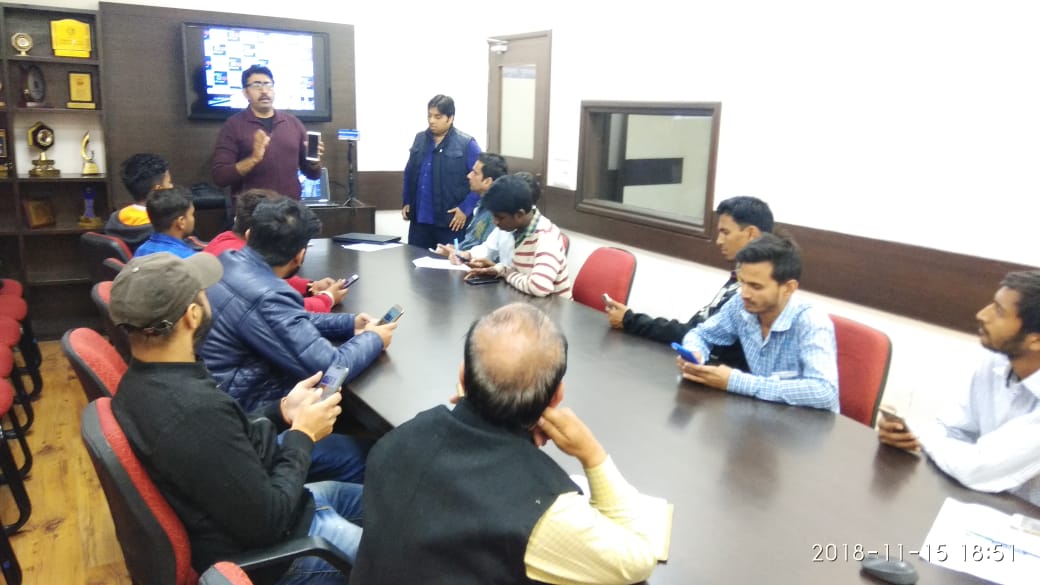 dm4BJP's tweet image. Briefed about #ModiApp &amp;amp;  role of #ITVibhag  to @BJP4Chandigarh mandal IT TEAM of Distt No. 3 in a meeting presided over by State President Sh. @SanjayTandonBJP.Present were  Gajendra Sharma , Vijay Bali  ,State ITCO- CONVENER Rahul Sharma,Rohit Sethi &amp;amp; team members
#Mission2019