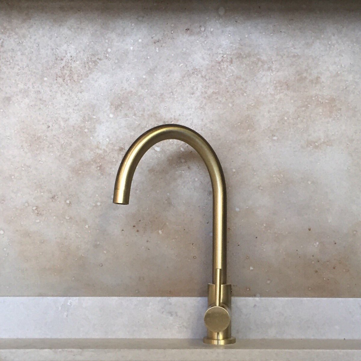 NickNickSmit's tweet image. Texture Teaser - opted for a mild steel splashback that we oxidized and sealed ourselves, combo’d with Airy Concrete Caesarstone tops and a Tiger Bronze Meir kitchen mixer 🤤🖤 @CaesarstoneSA @MeirAustralia #winahome #contrastcontrol #texture #caesarstone #meir #interiordesign