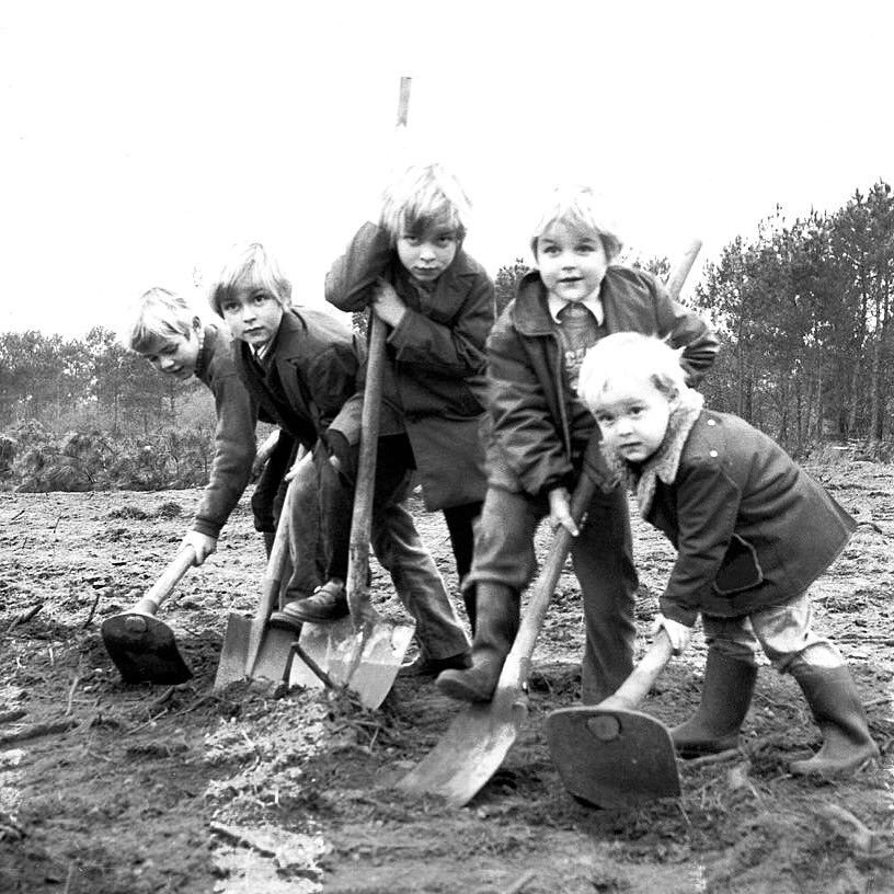 Throwback to the Sichel clang’s first internship working on the vineyard. Allan Sichel, Charles Sichel, @JIMSIC Sichel, Ben Sichel and David Sichel, here exploring the soil conditions… A career embedded from a young age. 

#FamilyWine #Vineyard #BordeauxWine #FamilyBusiness