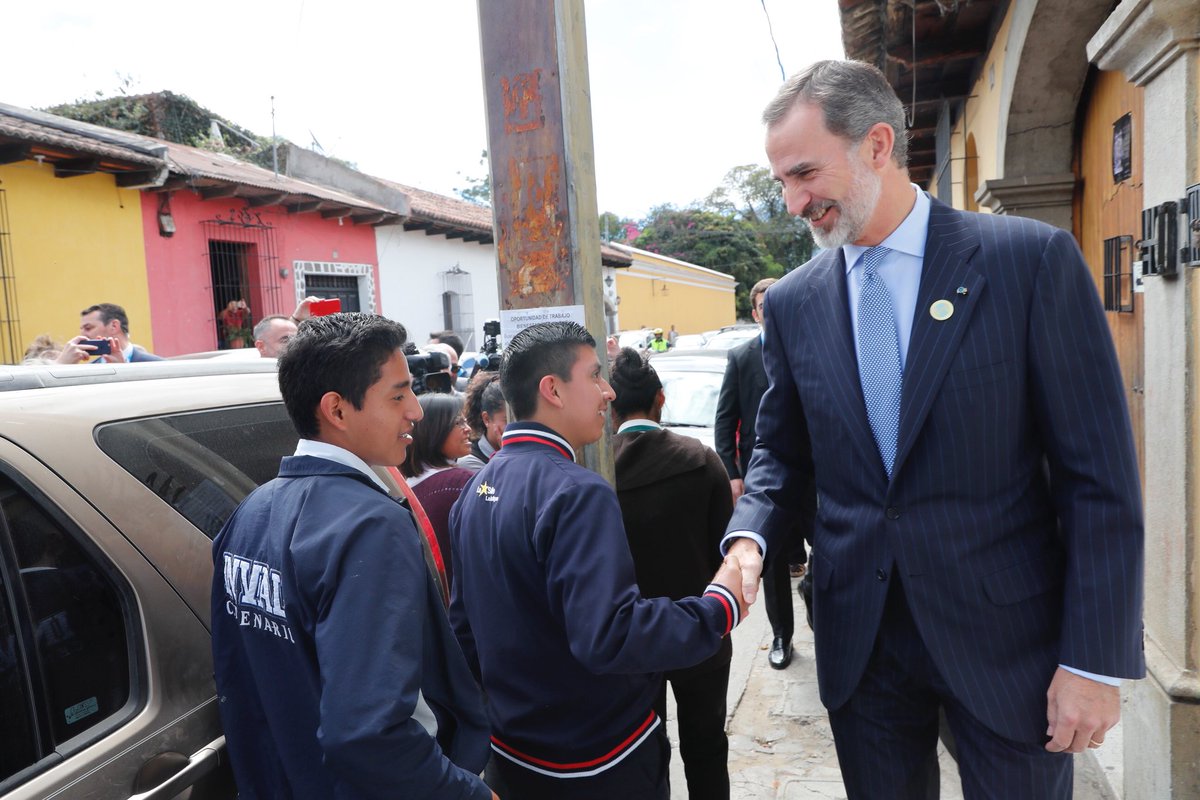 CasaReal's tweet photo. El Rey camina por Antigua Guatemala, donde se celebra la Cumbre Iberoamericana #CumbreIberoamericana #26CumbreGt https://t.co/rcKGBLUJvz https://t.co/iO4kBbZ980