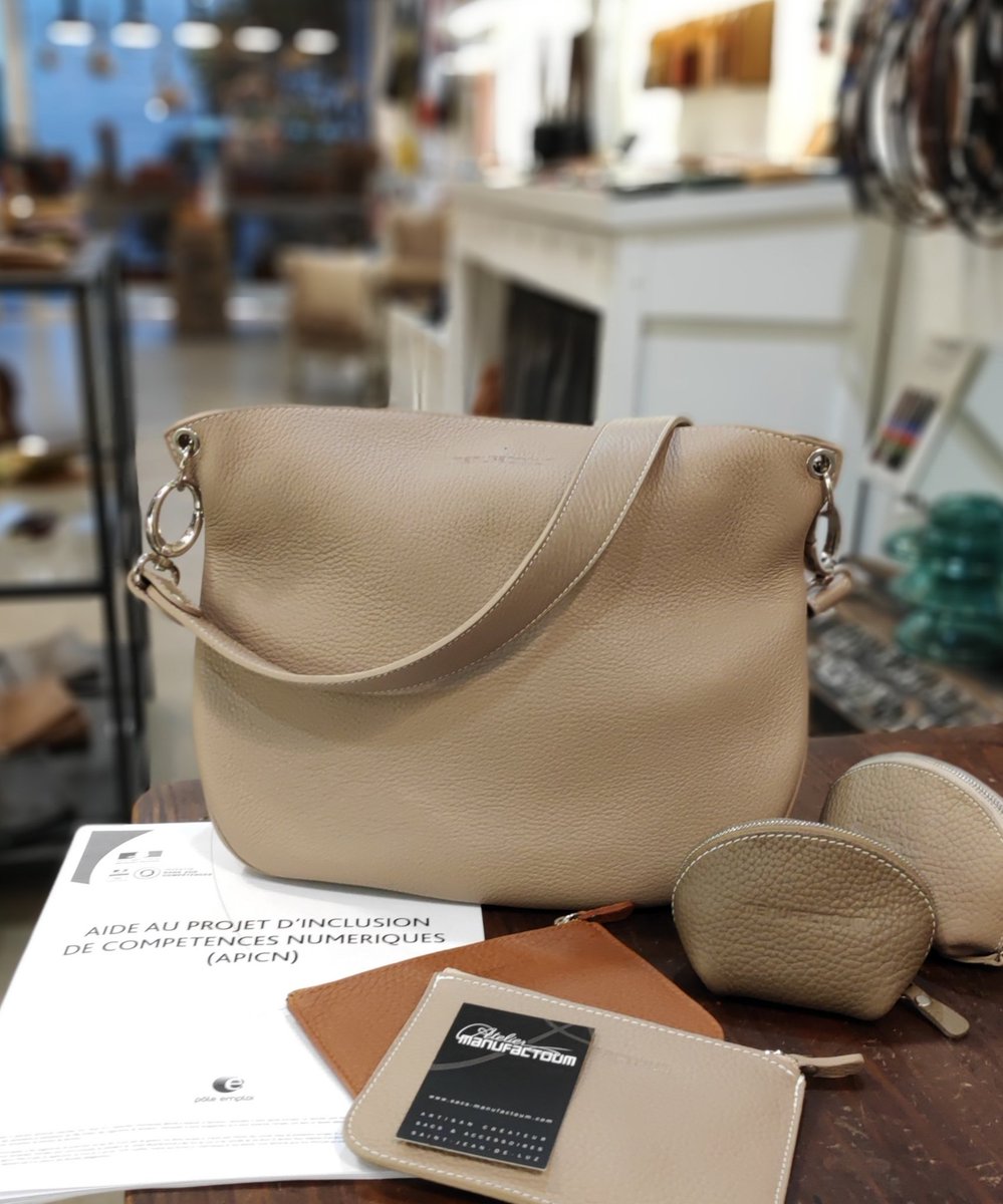 Fantom645's tweet photo. Quand le numérique rencontre l'excellence artisanale ! @poleemploi_NA #saintjeandeluz signe avec l'atelier manufactoum un #APICN. Isabelle va rejoindre l'équipe en tant que vendeuse-responsable marketing après une #formation. #AvecPoleEmploi #VersUnMétier #EnFormation #PIC https://t.co/8IBn9oWruX