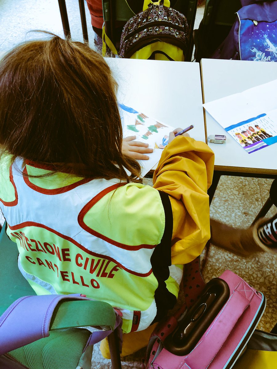 PCCantello's tweet photo. <<⚪️ #PCCANT-INFO⚪>> oggi seconda giornata con il progetto #scuola🏫📚 #panicoc🦉 2018/2019 di #cantello. Le 2^ elementari si sono cimentate con le nozioni di #sicurezza in casa grazie al 1^ gioco di #protezionecivile ideato dal gruppo cantellese: #PANICOCA 😨🦆 https://t.co/hfIEAvJzMt
