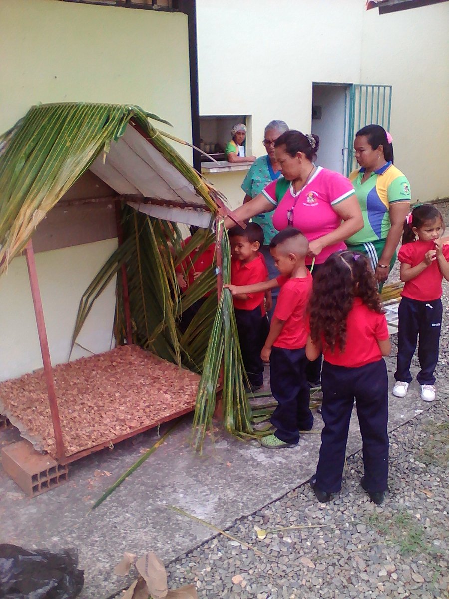 ceibislamadrev1's tweet photo. @EvelinRosendo1 @rpaatt @circuito15AAT @MPPEDUCACION @CulturaMPPE Haciendo el nacimiento del @ceibislamadrev1 con la participación de los niños y niñas de la institución https://t.co/2fC8u2vWfP
