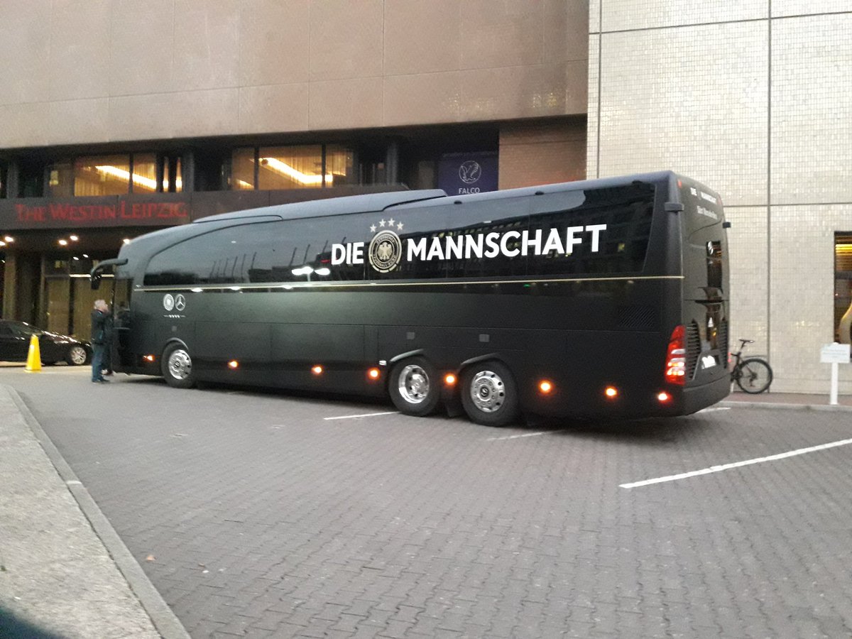 Rene_Hofmann_LE's tweet photo. Heute Nachmittag vor'm Westin erspäht... https://t.co/dAgbFaUkod