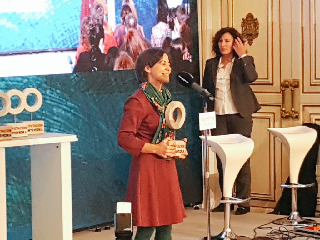 depo_es's tweet photo. #PremiosProvinciaisXuventude Imos agora cos #Blogs! O 3ª premio é para Sandra Burgos por @30kcoaching, que repite galardón! Recólleo a súa nai Pilar de mans do blogueiro @alvientooo.
📺 #EnDirecto 👉 https://t.co/HoElPpWEXt https://t.co/6To7xZzo8m