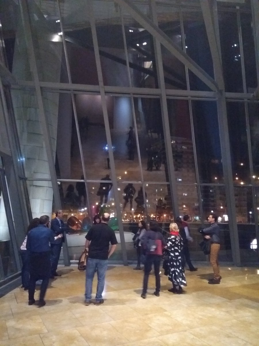 visioconf's tweet photo. Para terminar el primer día de #VISIO2018 visita al @MuseoGuggenheim https://t.co/cupu8KKJx9