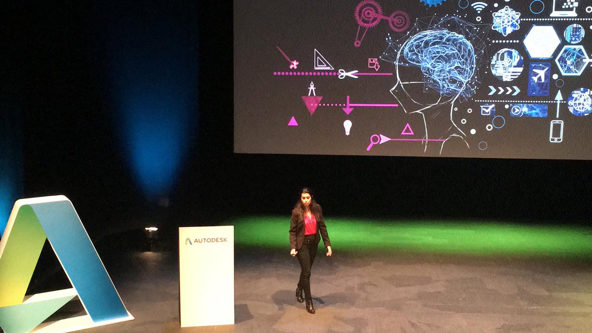 AutodeskEsp's tweet photo. @luisvidalArch nos explica la importancia de automatizar para aportar valor, sin olvidarnos de la #Formación para construir un mundo mejor. #AutodeskExperience #TheFutureOfMaking https://t.co/2K6vg73ycA