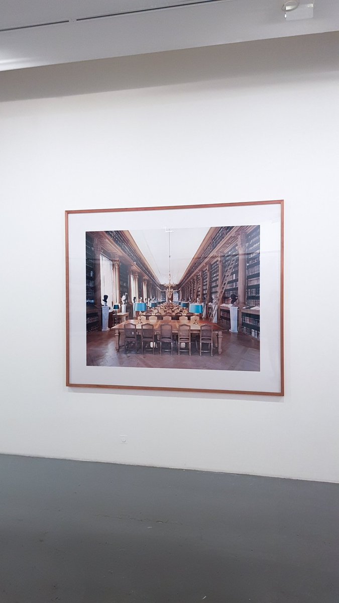 aurelien_vret's tweet photo. Par le plus grand des hasards ont peu admirer l'intérieur de la @BibMazarine dans les photographies grand format (180 × 219 cm) de la série «Räume» de  Candida Höfer, formée aux Beaux-arts de Düsseldorf par les Becher, en ce moment à la @VNHGallery https://t.co/99PPHvWkPi