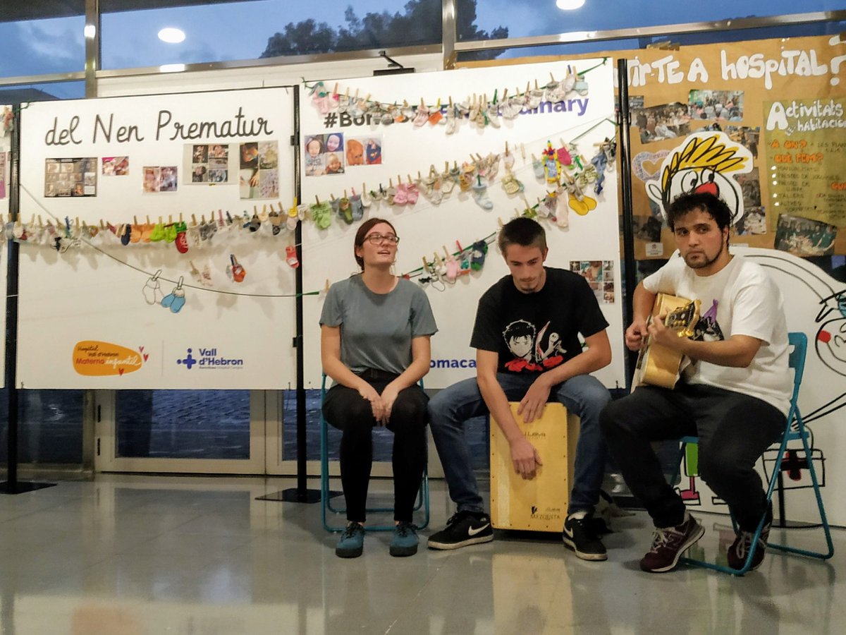 vallhebron's tweet photo. Celebrem el #DiaNenPrematur amb l'actuació musical de Sergi Martínez 🎵 El plafó per posar fotos i el mitjonets dels nens prematurs estarà exposat a l'Hospital Infantil fins el 19 de novembre 🧦

#AmbTuSumem https://t.co/dmpgy4zvnw