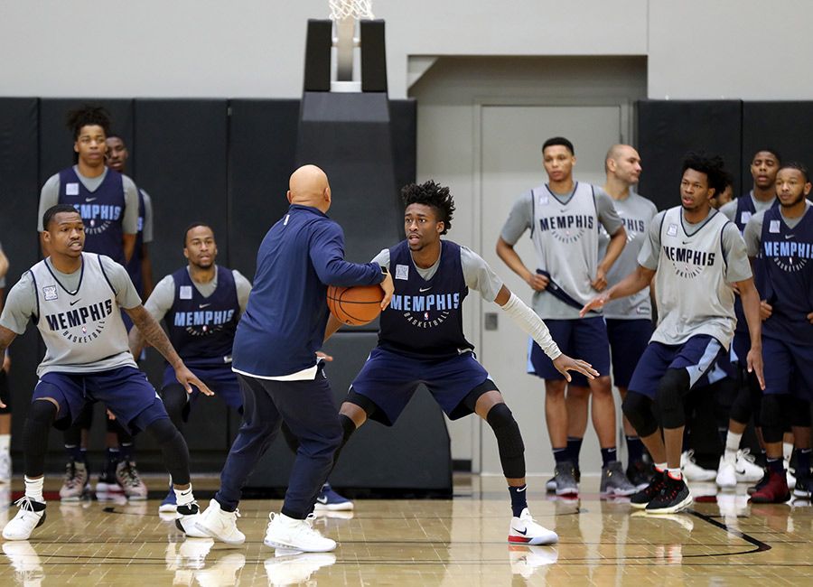BballCoachMac's tweet photo. GREAT players want to push themselves at training/gym.

AVERAGE players look for excuses to get out of the hard work. https://t.co/Z8TPdAoxRe