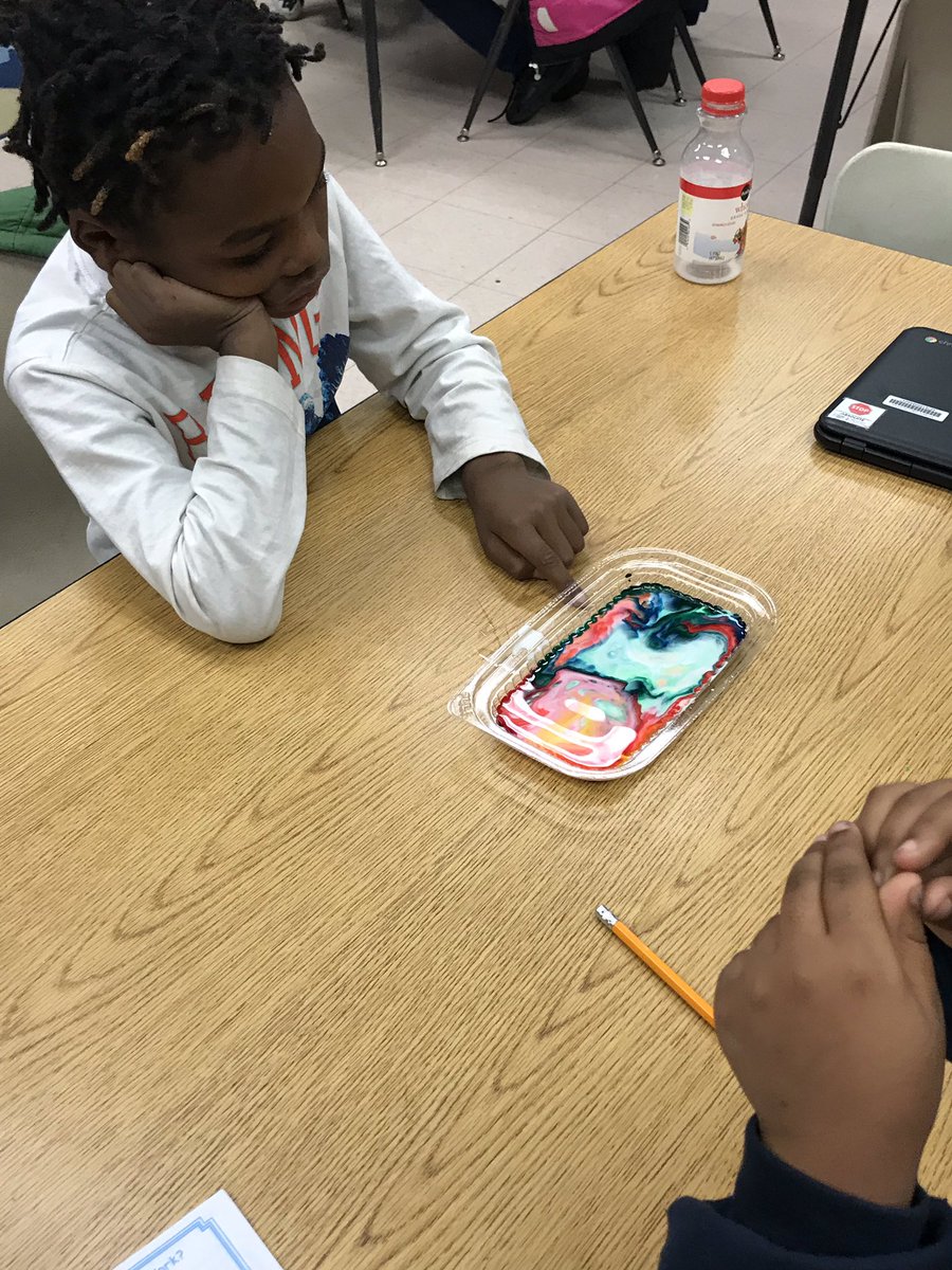 AsstPrin_MDavis's tweet photo. Students learning about pollution with Ms. Martin @CascadeAPS. CER investigation with a twist. Science Endorsement #sciencemattters @APS_K5Science #tandlworks https://t.co/hVFibYQuMO