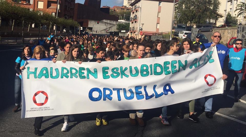 OrtuellaUdala's tweet photo. Gogoan izan bihar Ortuellako #Haurren Eskubideen Aldeko Martxara ospatuko dela 🧒👦👧🧑

11:30etan hasiko da Otxartagako plazatik eta bertan herriko 4 ikastetxeek parte hartuko dute.

#Haurtzaroa #Eskubideak #Martxa #OrtuellaUdala https://t.co/UyvYDFKmVy