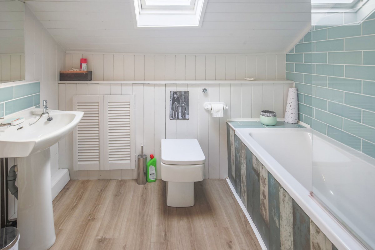 BelperProperty's tweet photo. WOW! Don't miss this rare opportunity to let a stunning two bed stone cottage in the heart of Wirksworth. Available now! £550pcm. Call to secure your viewing 01773 828555 #LeadersBelper #QualityProperty https://t.co/eJu55aZTz0