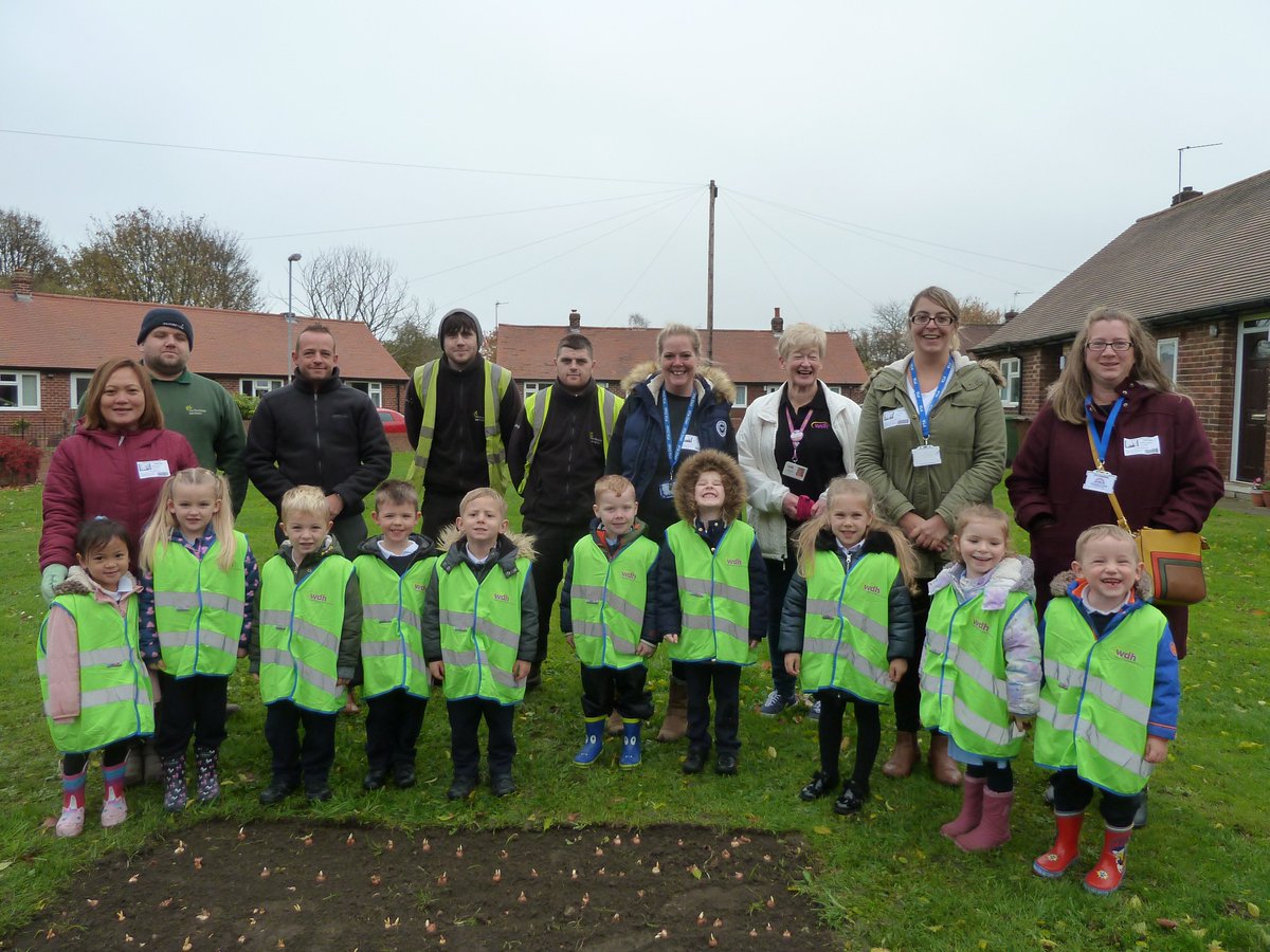 andy_giblin1's tweet photo. Another successful #LoveWhereYouLive project, this time at Sharlston. Pleasure to donate and plant over 800 bulbs to educate students at Sharlston Community School. #horticulture #community @Hort_Sodexo @AlexMcLauchlan1 @gazbackhouse @JamesLloyd99 @StopHungerUSA @Kimburford74 https://t.co/SURveaGbKO
