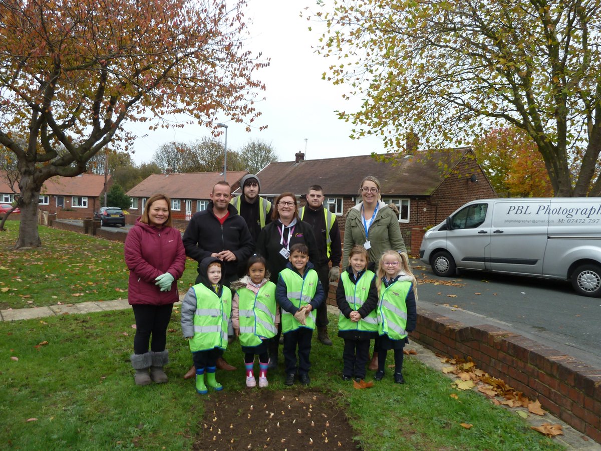 andy_giblin1's tweet photo. Another successful #LoveWhereYouLive project, this time at Sharlston. Pleasure to donate and plant over 800 bulbs to educate students at Sharlston Community School. #horticulture #community @Hort_Sodexo @AlexMcLauchlan1 @gazbackhouse @JamesLloyd99 @StopHungerUSA @Kimburford74 https://t.co/SURveaGbKO