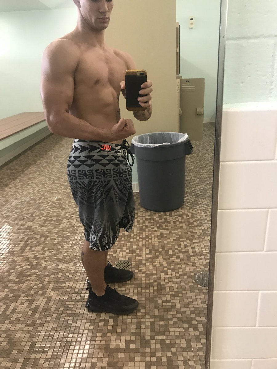 IrieBright199's tweet photo. These were  2 months ago, posting pics tomorrow on what I look like now. #fitnessmotivation #pumpiniron #nopainnogain #shreadsville #dreambig #fitness #nevergiveup https://t.co/7OYDORGHdX