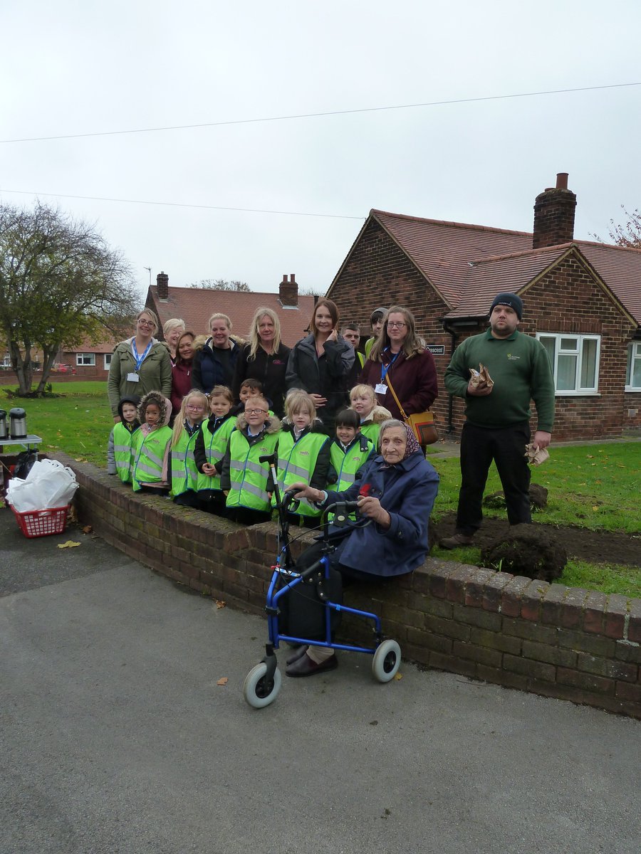 andy_giblin1's tweet photo. Another successful #LoveWhereYouLive project, this time at Sharlston. Pleasure to donate and plant over 800 bulbs to educate students at Sharlston Community School. #horticulture #community @Hort_Sodexo @AlexMcLauchlan1 @gazbackhouse @JamesLloyd99 @StopHungerUSA @Kimburford74 https://t.co/SURveaGbKO