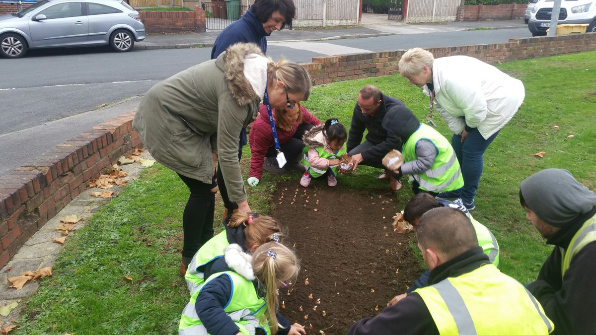 andy_giblin1's tweet photo. Another successful #LoveWhereYouLive project, this time at Sharlston. Pleasure to donate and plant over 800 bulbs to educate students at Sharlston Community School. #horticulture #community @Hort_Sodexo @AlexMcLauchlan1 @gazbackhouse @JamesLloyd99 @StopHungerUSA @Kimburford74 https://t.co/SURveaGbKO
