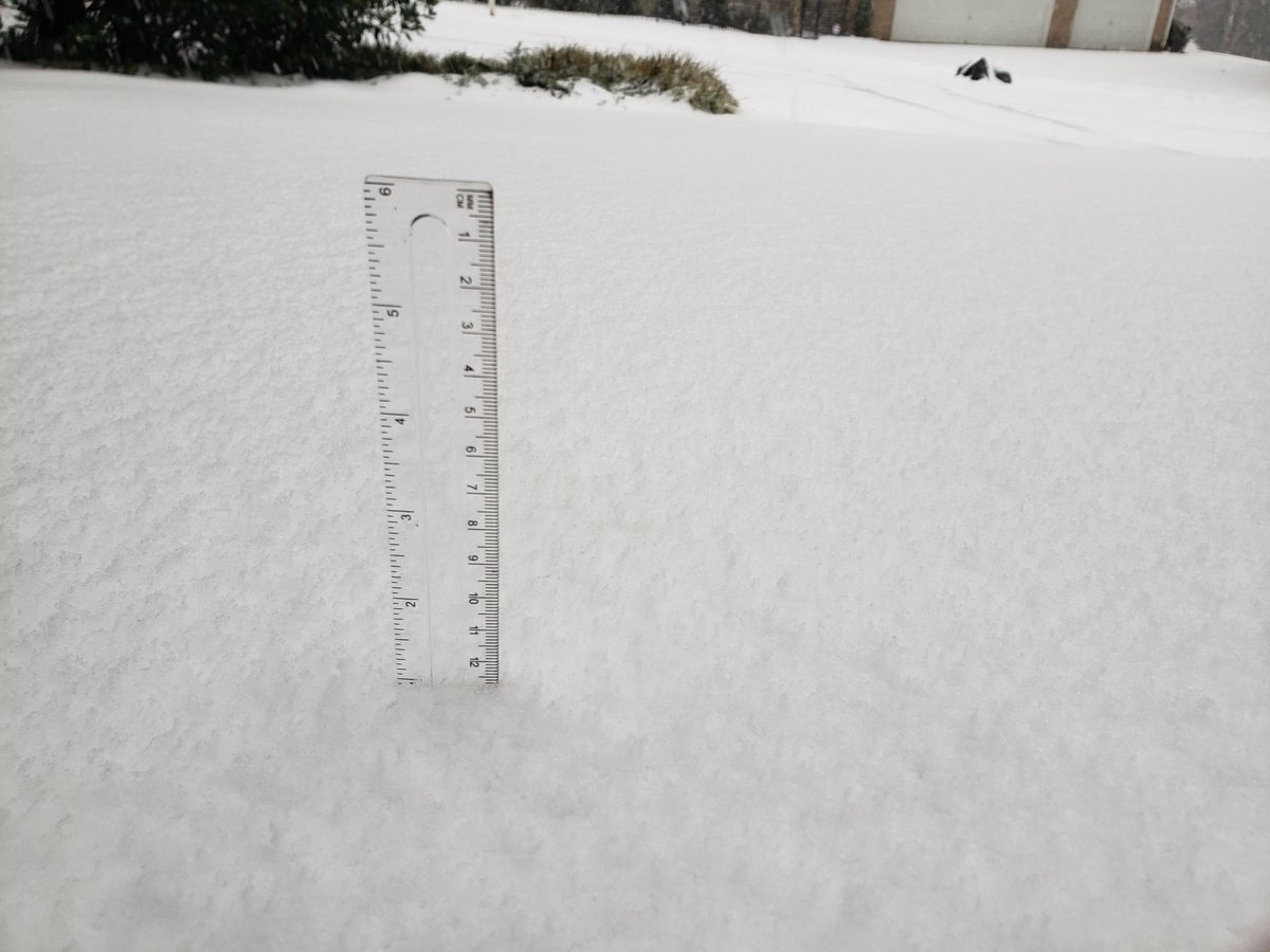 OsmanUllah's tweet photo. @capitalweather Already an inch in south Herndon / Fairfax. #FirstSnow https://t.co/YydfpIn8rW