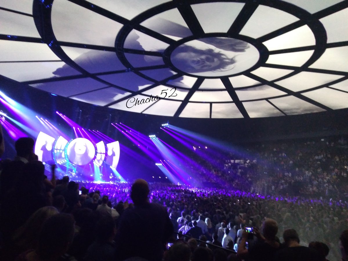 Chacha5212's tweet photo. Putain de concert à Bercy 10 ans que j'attendais ca, j'en ai pris plein les yeux 😍. Je suis toujours dans une autre galaxie, la galaxie @indochinetwitt encore merci @nicolasirkis @oLidESaT_
Coucou @AsiaArgento 😍
#IndochineParis4 #13Tour #AsiaArgento 
#AccorHotelsArena
📸 ➡️ me https://t.co/9tH5axlEW8