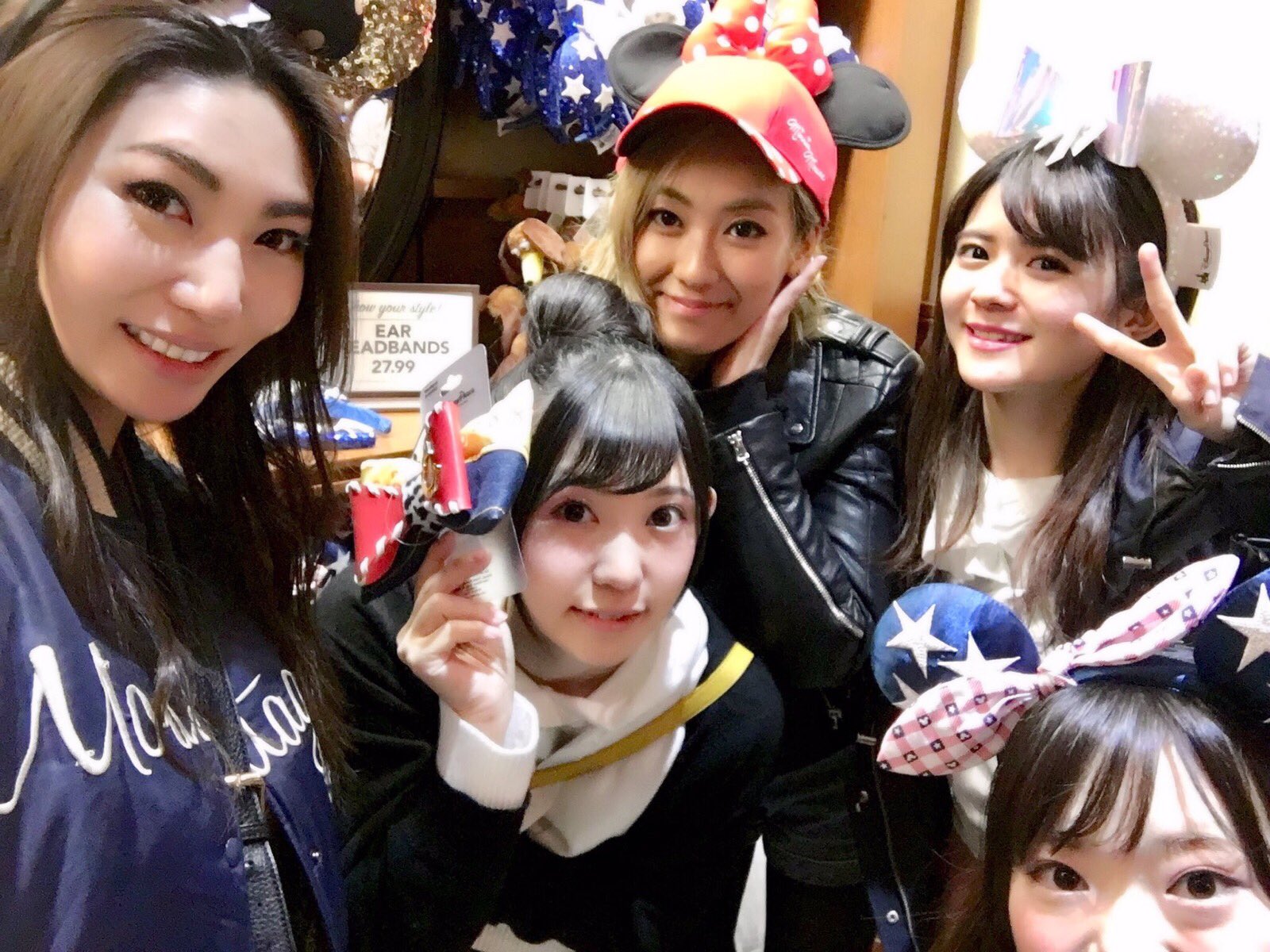 紡木 吏佐 実はlaに行った時 ディズニーランドにも Ras で行きました もう本当に楽し過ぎて思い出大爆発 メンバーより先に帰らなくちゃいけない私の為に みんな急いで乗り物並んでくれて 帰りも出口まで送ってくれて 帰国後れおちから 一緒
