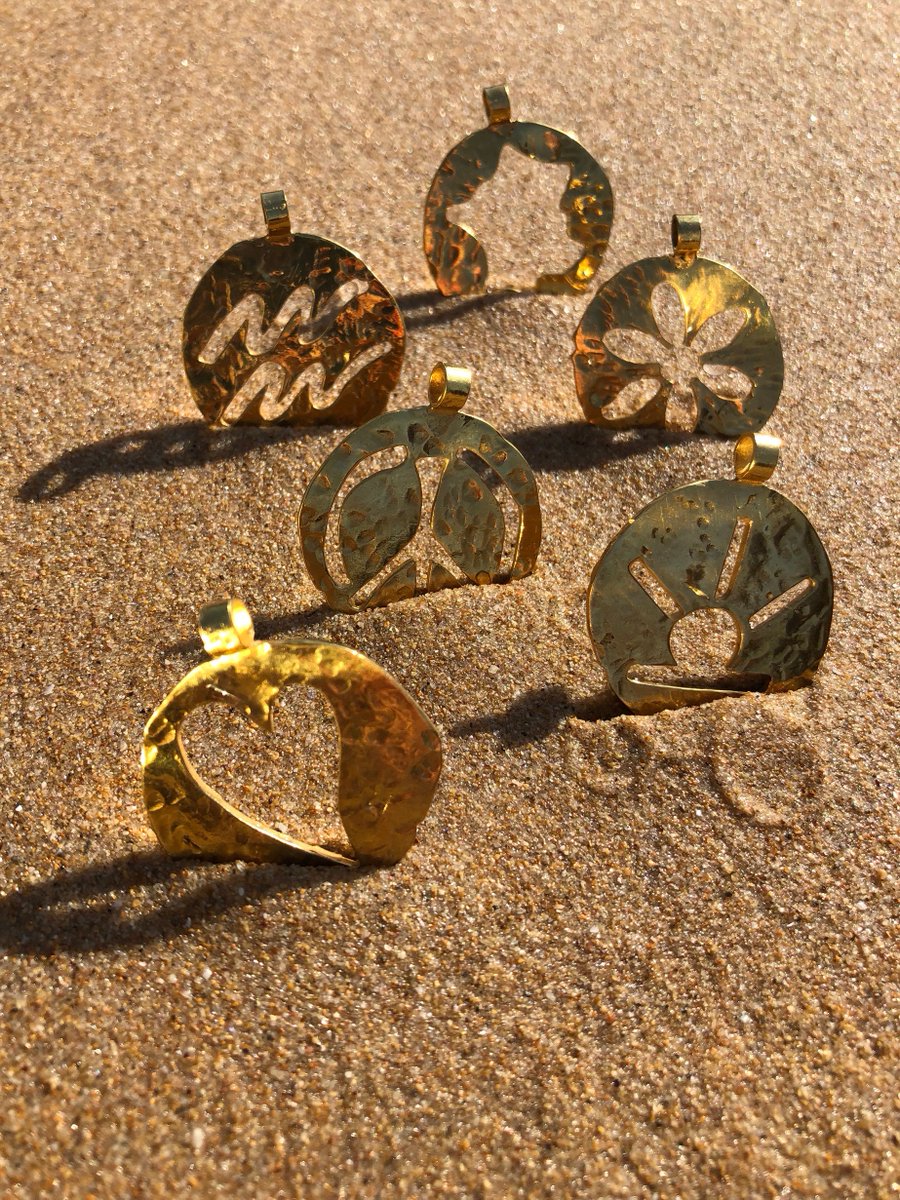 Amélie Pichard lance sa première collection de bijoux solaire, qui nous replonge (un peu) en été ☀️bit.ly/2FoIOlT