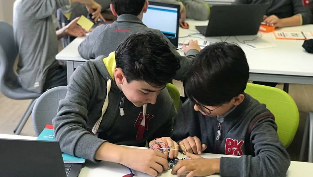 Bahcesehir_ingl's tweet image. 7.sınıf öğrencilerimiz Kodlama ve Robotik dersinde “Ardunio” devrelerinde ultrasonik sensör ve buzzer kullanarak görme engelli bireyler için engel algıladığında sesli uyarı veren devreler tasarladı #BKArduino #BahçeşehirKodluyor #CodingBK @codingbk @duygubiyikoglu @caliskan_ayla