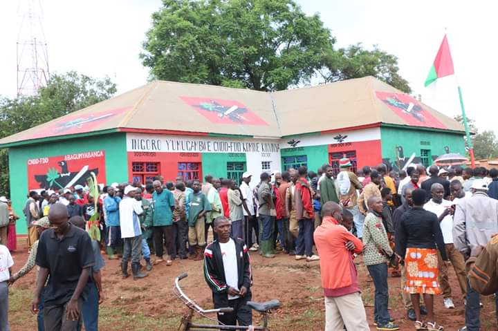 #Burundi: Le Secrétaire  Général du parti <a href="/CnddFdd/">CNDD-FDD</a> Gnl Major <a href="/e_ndayishimiye/">E. Ndayishimiye</a> a inauguré le matin du 15/11/2018, une permanence du parti CNDD-FDD de la Commune Kinyinya, province Ruyigi, construite par les Bagumabanga de ladite Commune.
#Intwari2018