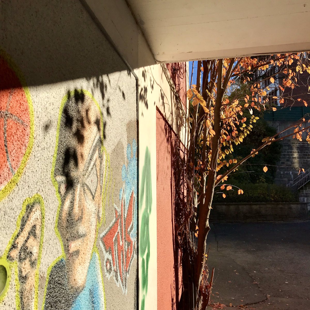 WeareWuppertal's tweet photo. #wuppertal deine #schulen #ganztagsgymnasiumjohannesrau #ggjr #sunnythursday https://t.co/xe9Va823tC