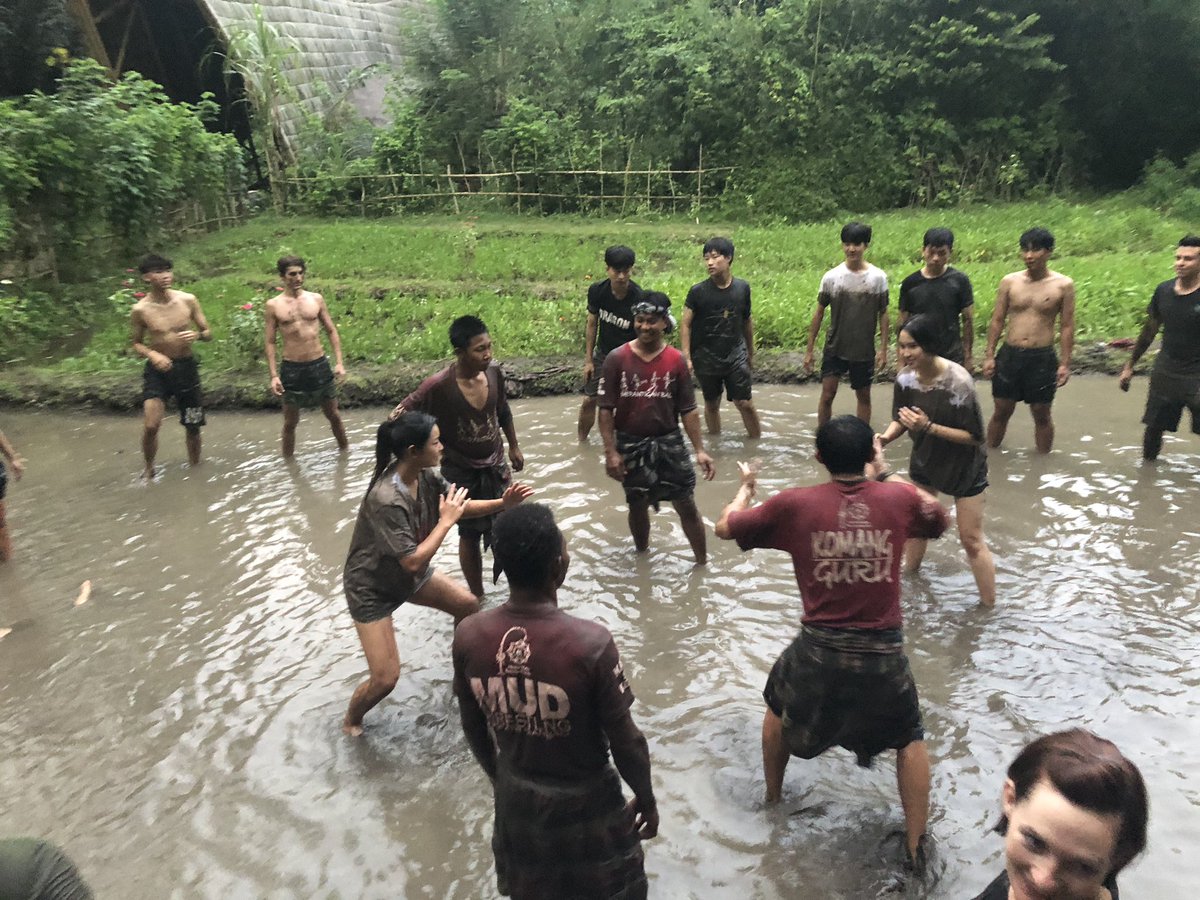 elprofeHK's tweet photo. Mud wrestling in the rice fields! We had the opportunity to connect with nature and have one of the most fun moments ever! We “fought” and we showed respect. @aishongkong @wing_mwing @OELP2018 #bali #beyondtheredbricks https://t.co/kweu9cFEd3