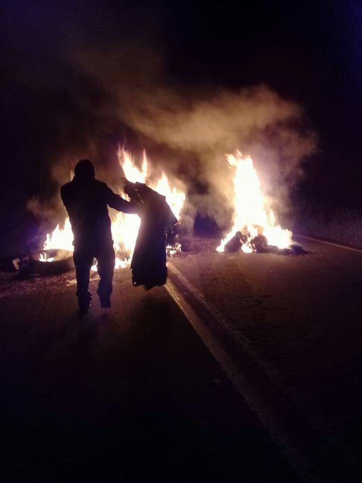 TerTerEtLiberte's tweet photo. Chili: affrontements et barricades dans plusieurs localités de communautés Mapuche suite à l'assassinat de Camilo Catrillanca par un commando paramilitaire (Commando de la Jungle) lié au gouvernement. Les Mapuche toujours massacrés car ils protègent les forêts (via @RadioKurruf ) https://t.co/0JO7JGb11k