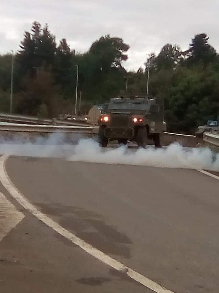 TerTerEtLiberte's tweet photo. Chili: affrontements et barricades dans plusieurs localités de communautés Mapuche suite à l'assassinat de Camilo Catrillanca par un commando paramilitaire (Commando de la Jungle) lié au gouvernement. Les Mapuche toujours massacrés car ils protègent les forêts (via @RadioKurruf ) https://t.co/0JO7JGb11k