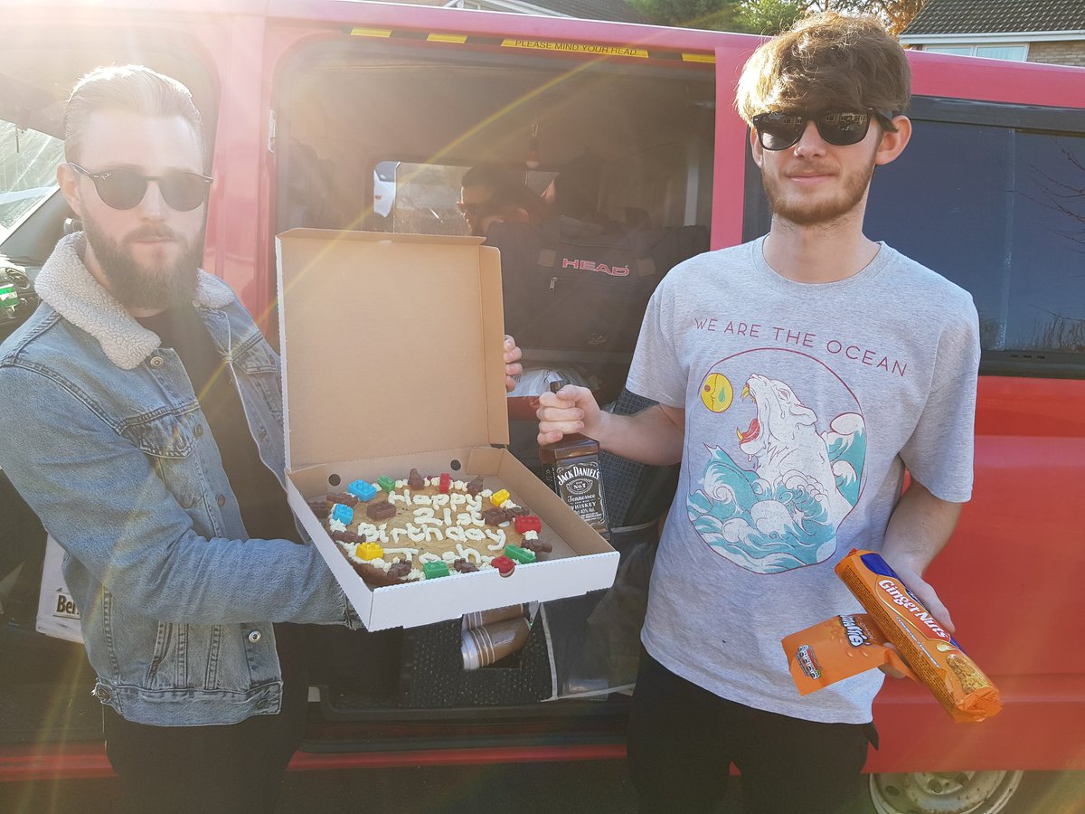Brokenwittrebel's tweet photo. 🎈🎊🎉🍻Happy 21st Birthday Josh🍻🎉🎊

Today marks a special day as our backline tech Josh turns 21🎈 Everyone please join us by wishing him a very happy birthday! Tonight we raise a jar in Cambridge ❤ We Love you - "Hole"

#Hole #bzee #yamers #efortheb #itsme #🔥 #🥕 https://t.co/iKK2dlSgvL